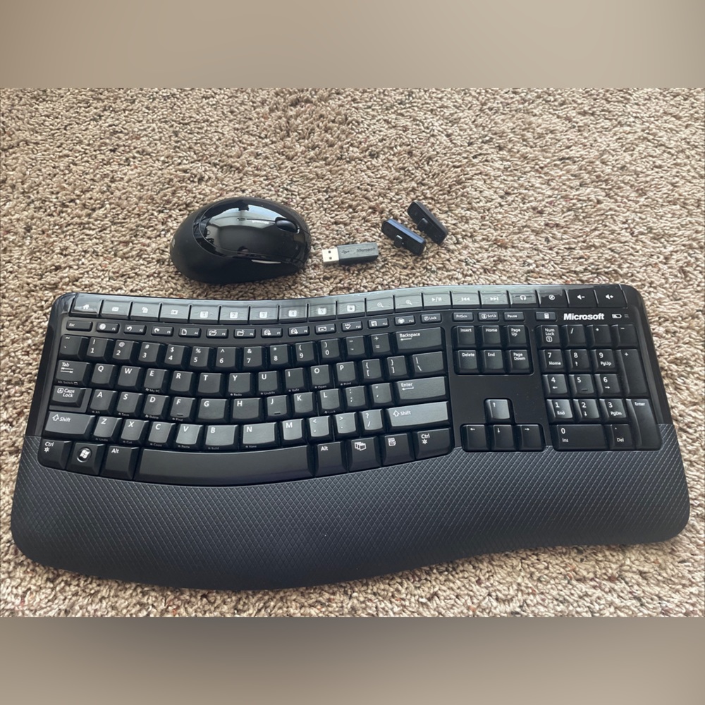 Microsoft Wireless Comfort Keyboard and Mouse 5000